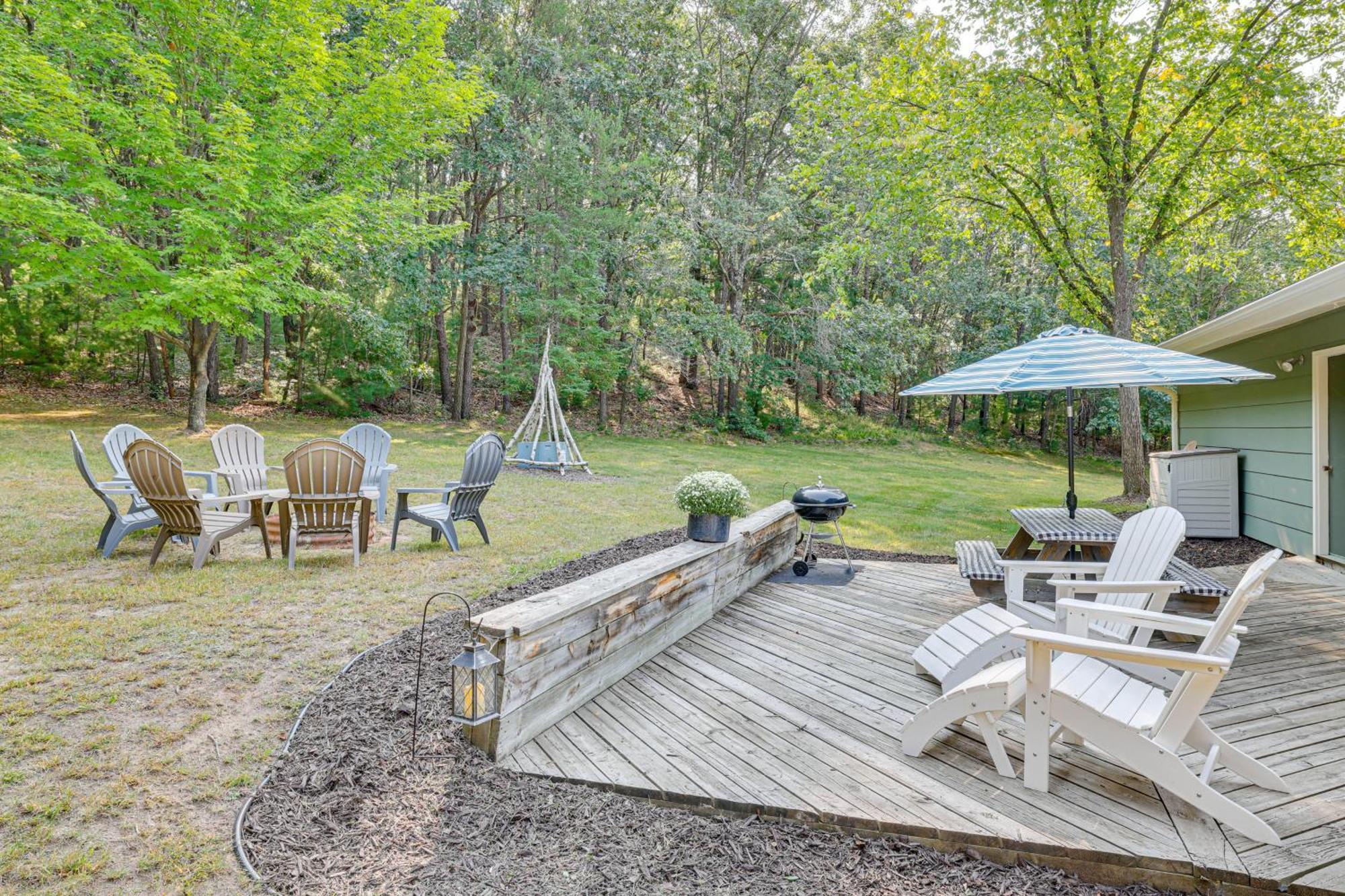 Four-Season Home On Scenic Bluff Country Acreage! Black River Falls Exterior photo