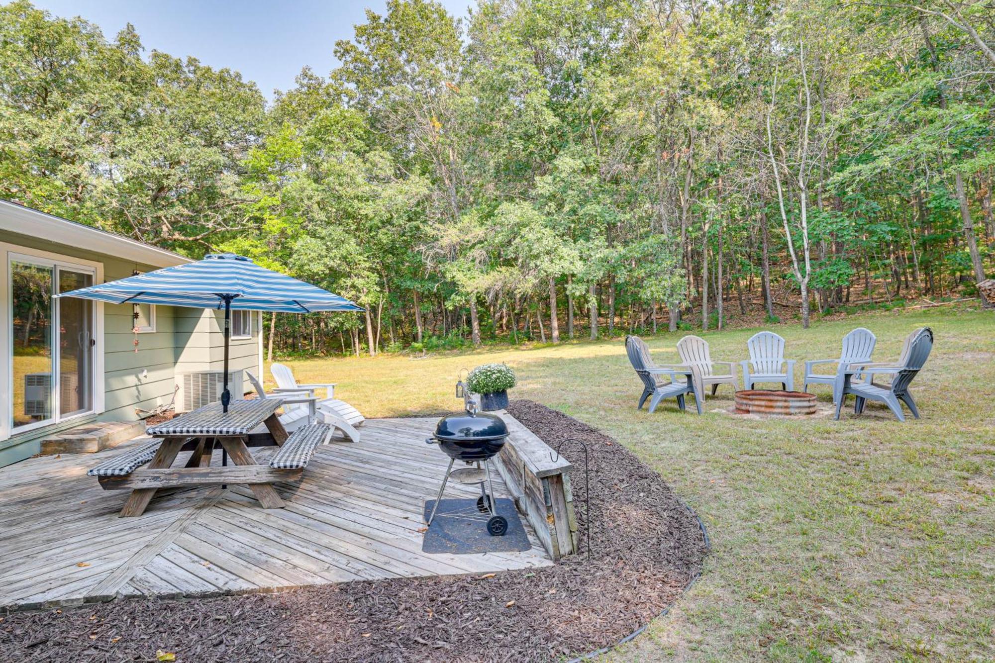 Four-Season Home On Scenic Bluff Country Acreage! Black River Falls Exterior photo